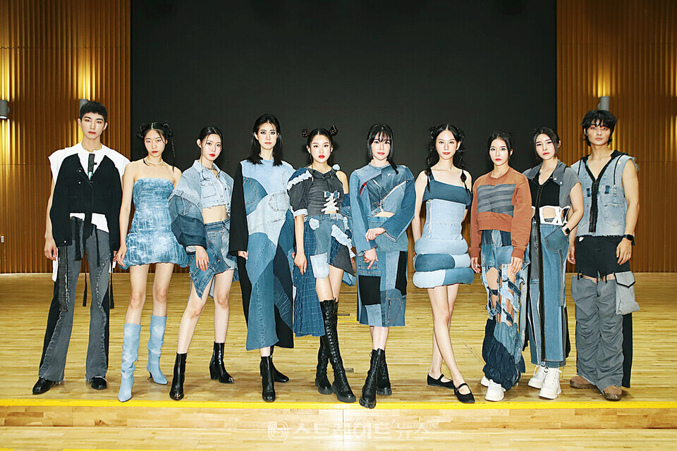 ​▲제로웨이스트 패션쇼 대학생패션연합회 의상 모델들 (왼쪽부터) 성우진-조윤빈-송민희-이도하-박지나-황단아-백설아-박소영-강유진-손명훈 / 양용은 기자 taeji1368@naver.com
