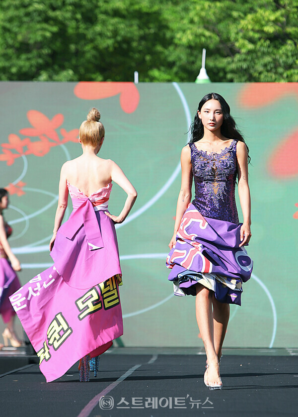 ▲모델 차가경이 멋진 워킹을 선보이고 있다.(제로웨이스트 패션쇼 백지애 드레스) / 양용은 기자 taeji1368@naver.com