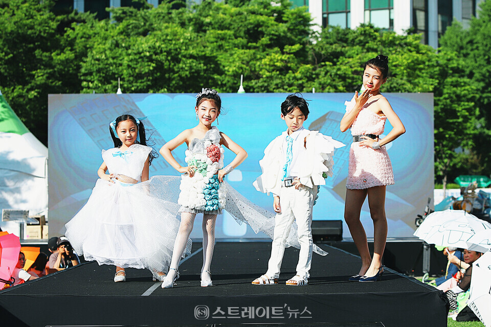 ▲슈퍼퀸 키즈모델 (왼쪽부터) 김아연-김서현-이시우-장성윤 제로웨이스트 패션쇼에서 탑포즈를 취하고 있다. / 양용은 기자 taeji1368@naver.com