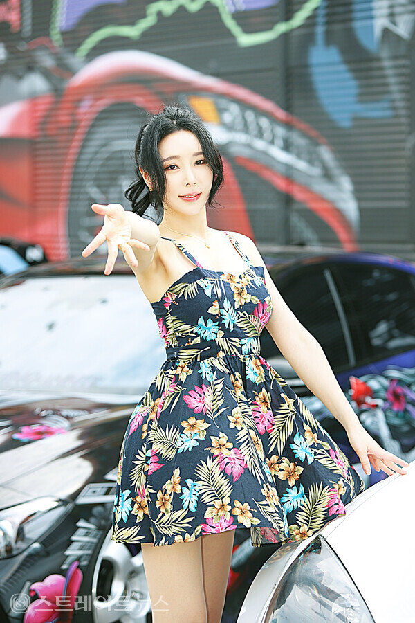 ▲레이싱모델 임서아가 퍼니지 포토데이 행사에서 포즈를 취하고 있다. / 양용은 기자 taeji1368@naver.com 