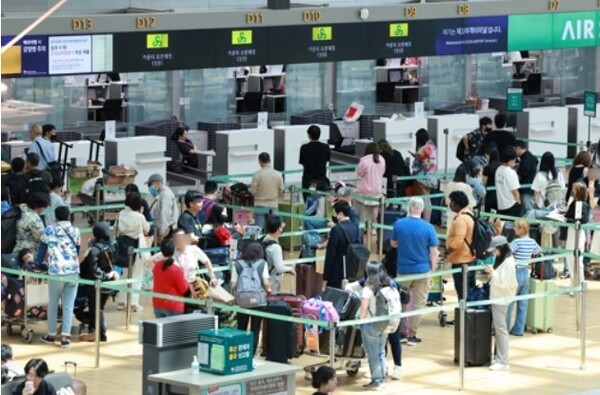 지난 2일 징검다리 연휴를 맞아 인천공항에서 해외로 떠나려는 여행객들(출처=연합뉴스) 
