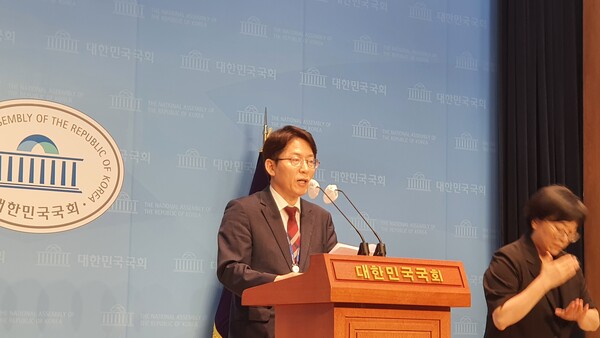 국회사무처 정환철 공보기획관이 6월 12일 오전 11시에 6월 제2주차 국회소통관 정례브리핑을 하고 있다(사진=이제항 선임기자).