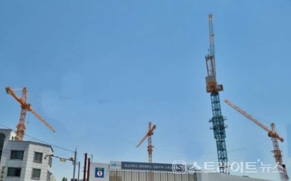 에스시아이가 광주 서구 쌍촌동 옛 호남대캠퍼스에서 시행 중인 '상무센트럴자이'(건설현장)가 지역 역대 최고가 분양으로 '미분양 무덤'인 광주청약시장에 찬물을 끼얹고 있다는 지적을 받는다. @스트레이트뉴스