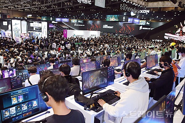 지난해 개최된 '지스타 2022’에 마련된 넷마블 부스에서 다양한 게임을 관람객들이 직접 시연하고 있다. 양용은기자