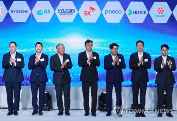 코리아 H2 비즈니스 서밋에 참석한 재계 총수들. (왼쪽부터)조현상 효성그룹 부회장, 허세홍 GS칼텍스 대표이사, 정의선 현대차그룹 회장, 최재원 SK그룹 수석부회장, 최정우 포스코그룹 회장, 정기선 HD현대 사장, 이규호 코오롱모빌리티그룹 사장. 연합뉴스