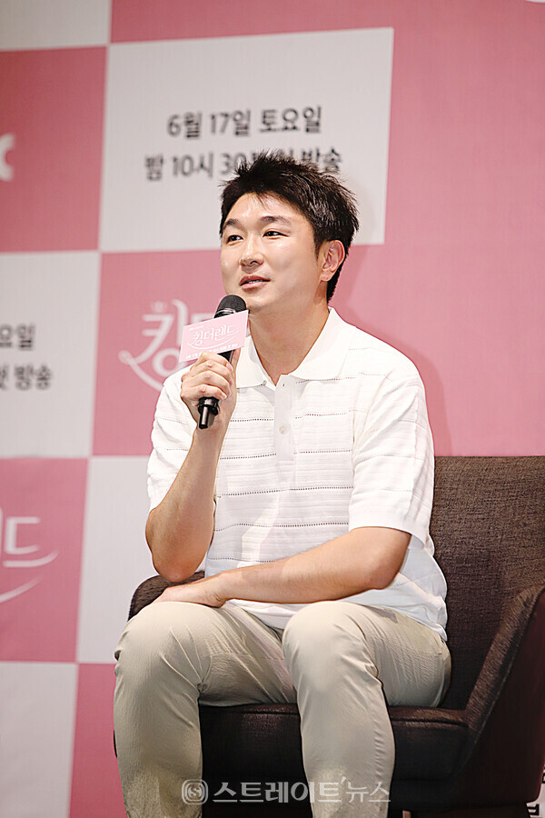 ▲15일 서울 구로구 신도림 라마다호텔에서 열린 JTBC 새 토일드라마 ‘킹더랜드’ 제작발표회에서 임현욱 감독이 질문에 답하고 있다. / 양용은 기자 taeji1368@naver.com 