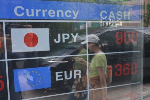 지난 15일 서울 명동 환전소 모습. 매수기준 100엔 당 900원을 가리킨다.(출처=연합뉴스)