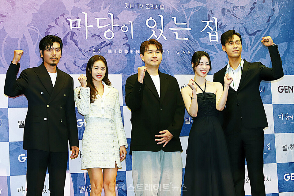 ▲정지현 감독과 배우 김태희-임지연-김성오-최재림이 19일(월) 오후 서울 마포구 상암동 스탠포드호텔코리아에서 진행된 지니 TV 오리지널 드라마 ‘마당이 있는 집’ 제작발표회에서 포토타임을 갖고 있다. / 양용은 기자 taeji1368@naver.com