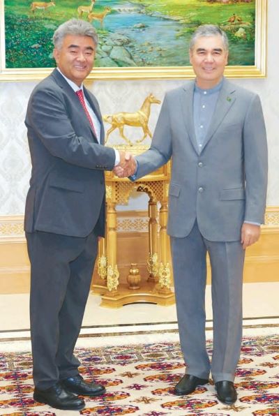 대우건설 정원주 회장이 지난 5월 29일 투르크메니스탄 현지에서 구르반굴리 베르디무하메도프 국가최고지도자를 예방했다. 대우건설 제공