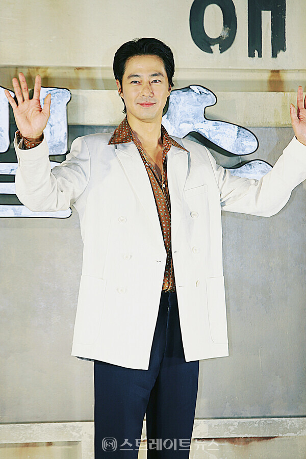 ▲배우 조인성이 지난 20일 서울 광진구 롯데시네마 건대입구점에서 열린 영화 '밀수' 제작보고회에서 포토타임을 갖고 있다. / 양용은 기자 taeji1368@naver.com