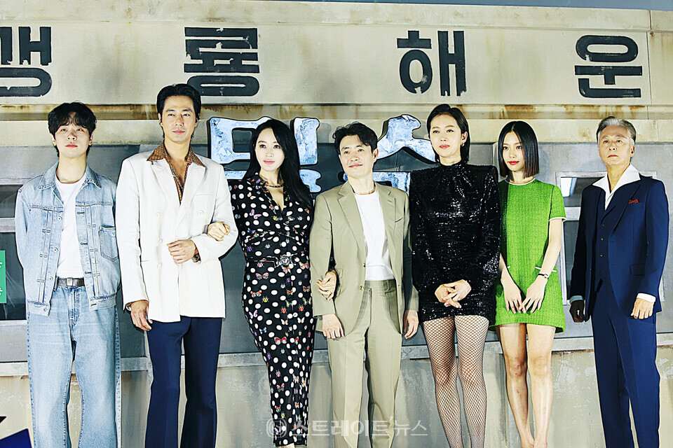 ▲영화 ‘밀수’ 제작보고회 주역들 (왼쪽부터) 박정민-조인성-김혜수-류승완 감독-염정아-고민시-김종수가 단체 포토타임을 가졌다. / 양용은 기자 taeji1368@naver.com