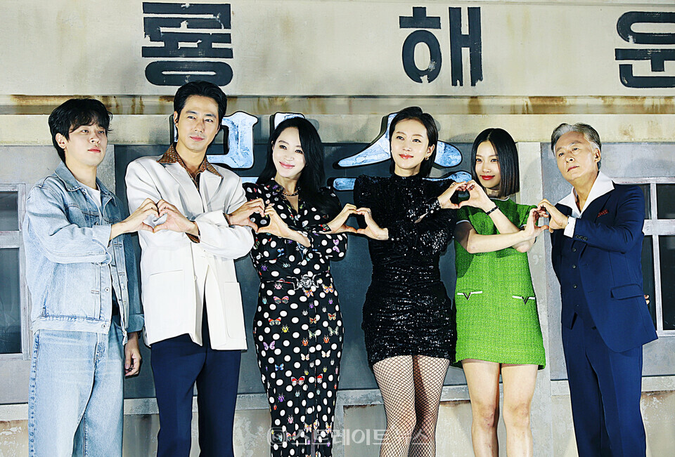 ▲영화 ‘밀수’ 제작보고회 주역들 (왼쪽부터) 박정민-조인성-김혜수-염정아-고민시-김종수가 단체 포토타임을 가졌다. / 양용은 기자 taeji1368@naver.com