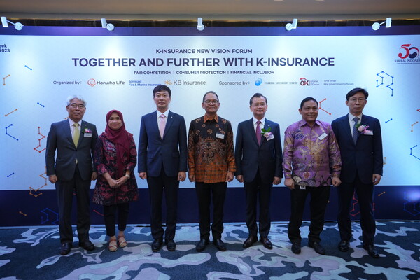 지난 5월 한-인니 수교 50주년을 맞아 양국 보험발전 공동선언식에 참석한 주요 인사들. 김기환 KB손해보험 대표(맨왼쪽), 이복현 금감원장(가운데 왼쪽), 오기 쁘라스또미요노 인도네시아 금융감독청(OJK) 부청장(가운데), 여승주 한화생명 대표(가운데 오른쪽), 홍원학 삼성화재 대표(맨 오른쪽)과 현지 VIP들(제공=한화생명)