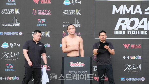 ▲굽네 ROAD FC 064 메인 이벤트 김수철(32, 원주 로드짐) 계체 통과 / 사진=로드FC