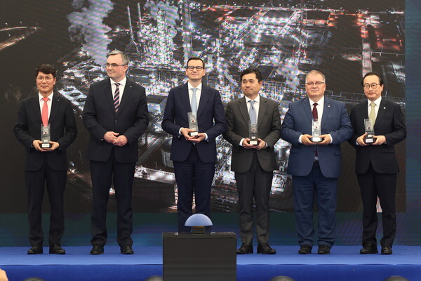 지난 22일 현대엔지니어링이 수행중인 폴란드 '폴리머리 폴리체 PDH/PP' 프로젝트 현장에서 진행된 초도행사 기념 행사에 참석한 (사진 왼쪽부터) 현대엔지니어링 홍현성 대표이사, Grupa Azoty 토마스 힌츠(Tomasz Hinc) 회장, 마테우시 모라비에츠키(Mateusz Morawiecki) 폴란드 총리, 주폴란드대한민국대사관 임훈민 대사, 야책 사신(Jacek Sasin) 폴란드 부총리, 한국해외인프라도시개발지원공사(KIND) 이강훈 사장이 기념사진을 촬영하고 있다.