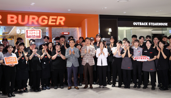 bhc그룹이 운영하는 아웃백 스테이크하우스와 슈퍼두퍼가 지난 9일 서울 강남구 삼성동 스타필드 코엑스몰에 동시 오픈해 참석자들이 박수를 치고 있다. 연합뉴스