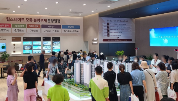 현대엔지니어링에 따르면  충남 아산시 모종2지구 B1블록에 분양 중인 '힐스테이트 모종 블랑루체'(사진 :  모델하우스)의 방문객이 1만명을 넘어섰다. (현대엔지니어링 제공)