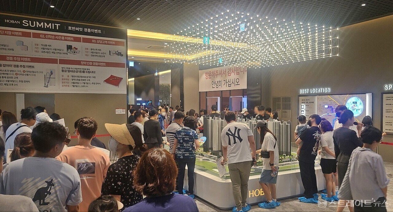 호반건설이 인천 서구 검단3지구 AB19블록에서 공급 중인 '검단 호반써밋 5차'의 견본주택이 18일 오후 2시 폭염특보에도 불구하고 방문객이 쇄도, 전시관이 발디딜 틈이 없을 정도로 붐볐다. (사진 : 이준혁 기자)