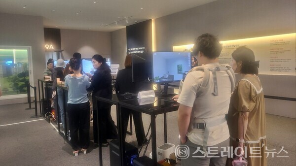 DL이앤씨의 실시간 가상 시각화 솔루션 ‘디버추얼(D.Virtual)’에서 'e편한세상 동탄 파크아너스'의 주택형별 평면 설계를 살펴보는 방문객. (사진 : 이준혁 기자)