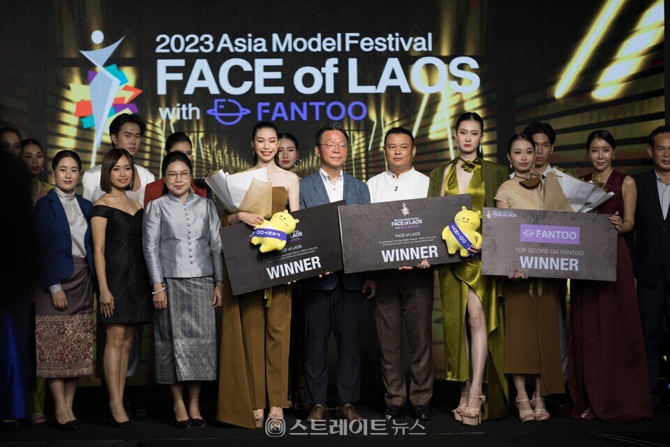 ▲참가모델, 수상자 및 VIP와 정영수 주 라오스 대한민국대사(2023 페이스 오브 라오스) / 사진=아시아모델페스티벌조직위원회