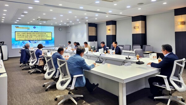 지난 27일 김포시청 본관 2층 소회의실에서 열린 ‘2023년 상반기 김포시 청렴시민감사관 간담회’/사진=김포시청