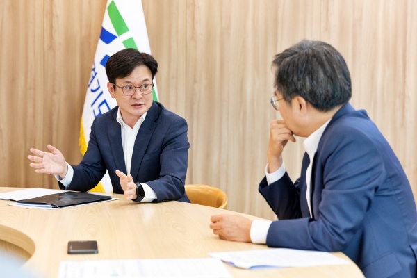 김병수 김포시장이  경기도청에서 김동연 경기도지사가 서울지하철 5호선 김포연장 노선협의 및 예타면제 협조 등 현안사항 논의 하고 있다./사진=김포시청
