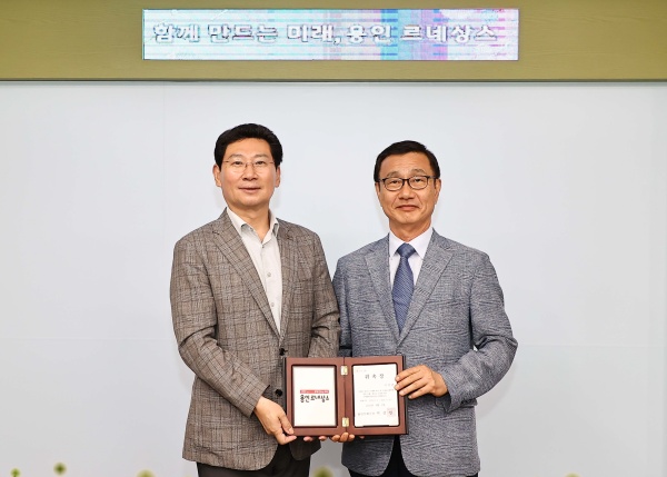 용인특례시가 29일 국제명예자문관을 위촉했다. 왼쪽이 이상일 용인특례시장, 오른쪽이 이정관 미국 권역 국제명예자문관./사진=용인시청