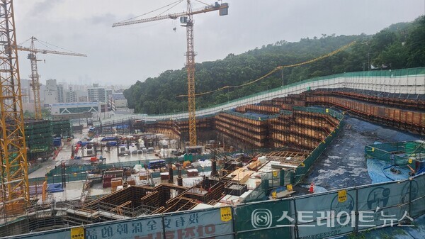 서울 관악 신림3 주택재개발구역에서 분양 중인 '서울대벤처타운역 푸르지오'의 주력형인 전용 84㎡의 대부분 동호수가 급경사 절개지에 온종일 햇빛이 들지 않는 서서향의 아파트 동에 위치, 채광과 조망 등 주거환경이 매우 열악, 청약에 앞서 현장답사가 긴요한 것으로 드러났다. (사진 : 이준혁 기자)