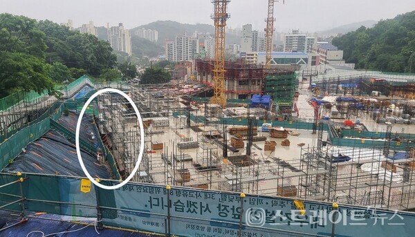 서울 관악 신림3 주택재개발구역에서 분양 중인 '서울대벤처타운역 푸르지오'의 주력형인 전용 84㎡의 대부분 동호수가 배치된 304동과 305동의 저층은 급경사 절개지에 인접(타원형), 저층 일반분양물량은 채광권과 조망권이 기대난이다. 게다가 303동과 304동은 관악산 자락의 계곡의 하천에 근접, 홍수 시에 입주자들이 불안해할 수 있다. (사진 : 이준혁 기자)