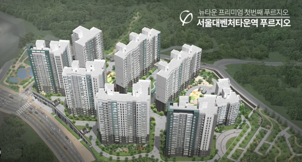 서울 관악 신림3 주택재개발구역에서 분양 중인 '서울대벤처타운역 푸르지오'의 단지 배치도에서는 급경사 절개지의 지형이나 근접한 관악산 자락에서 계곡물이 흐르는 지방하천을 생략, 물의를 빚고 있다.(홈페이지 캡쳐)