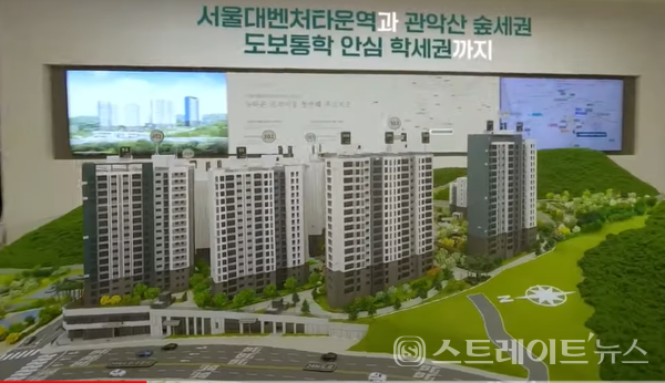 서울 관악 신림3 주택재개발구역에서 분양 중인 '서울대벤처타운역 푸르지오'의 모델하우스가 있는 대치동 푸르지오 갤러리 내 이 단지 모형에는 단지의 급경사 절개지의 지형이나 근접한 관악산 자락에서 계곡물이 흐르는 지방하천을 생략, 빈축을 샀다.