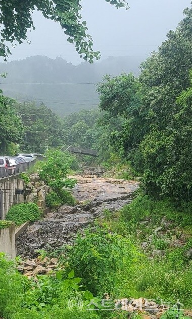 신림3 주택재개발 서측에 흐르는 관악산 지방하천.(이준혁 기자)