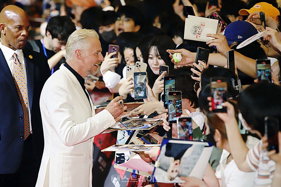 ▲헐리우드 배우 사이먼 페그가 지난 6월 29일 오후 서울 송파구 롯데월드타워 월드몰 1층에서 진행된 영화 ‘미션 임파서블: 데드 레코닝 파트 원’ 내한 레드카펫 행사에 참석해 한국팬들과 만나고 있다.