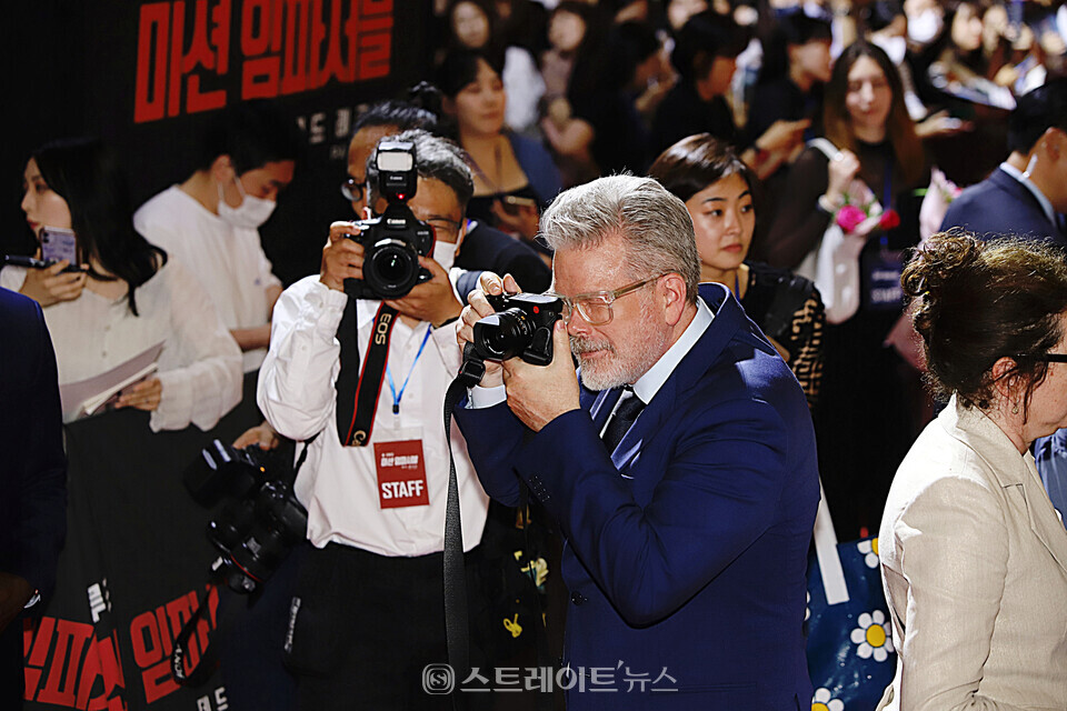 ▲크리스토퍼 맥쿼리 감독이 지난 6월 29일 오후 서울 송파구 롯데월드타워 월드몰 1층에서 진행된 영화 ‘미션 임파서블: 데드 레코닝 파트 원’ 내한 레드카펫 행사에 참석해 환영해 주는 한국 팬들을 카메라에 담고 있다. / 양용은 기자 taeji1368@naver.com