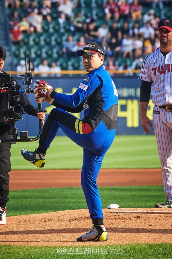 ▲CJ로지스틱스 레이싱팀 오한솔이 시구하고 있다. / 사진=슈퍼레이스