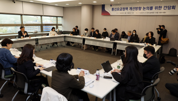 박윤규 과학기술정보통신부 2차관이 지난 4월 광화문 HJ비즈니스센터에서 통신 요금정책 개선 방향 간담회를 하고 있다. 연합뉴스