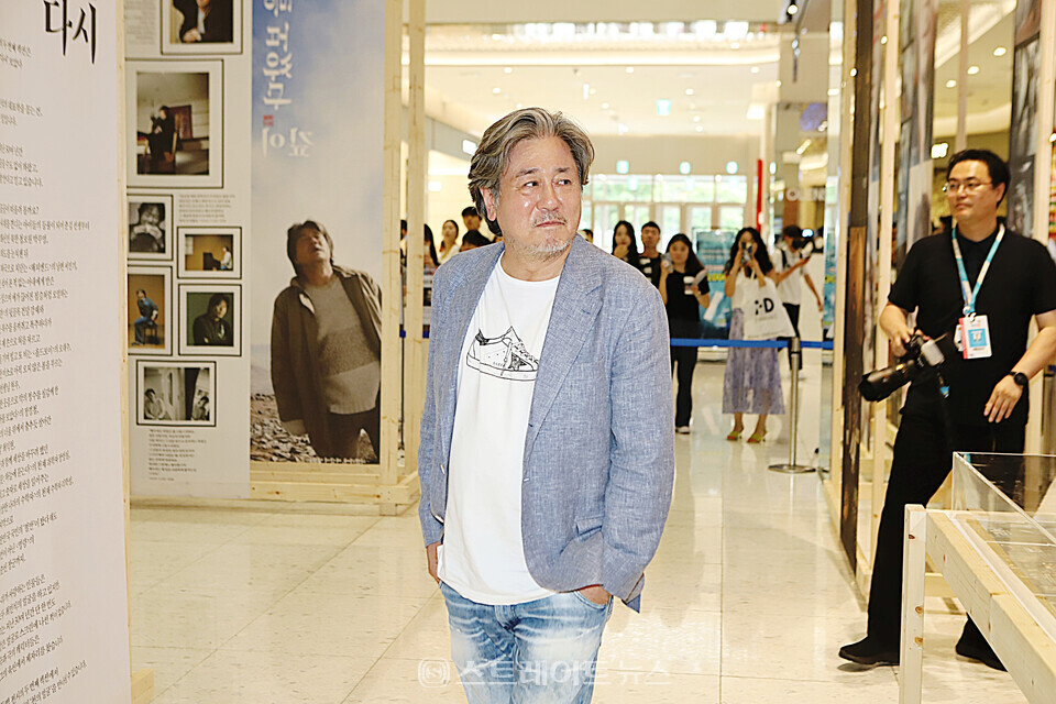 ▲배우 최민식이 지난 6월 30일 오후 부천시 현대백화점 중동점 유플렉스 1층에서 열린 제27회 부천국제판타스틱영화제 올해 배우 특별전 ‘최민식을 보았다’ 전시회를 둘러보고 있다. / 양용은 기자 taeji1368@naver.com