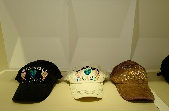 파이브 플라워 팟 볼 캡 등 더뮤지엄비지터의 인기 상품들이 진열돼 있다.
