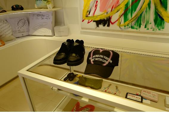 지난달 휠라와의 협업으로 선보인 스니커즈의 블랙 버전(왼쪽)이 진열돼 있다. 해당 제품은 3일부터 판매를 시작한다.