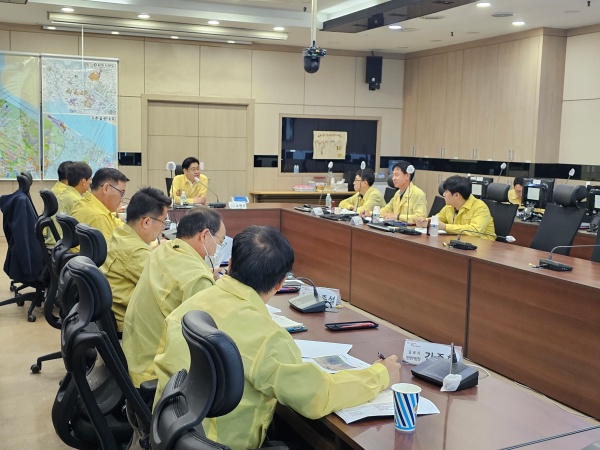 오병권 경기도 행정1부지사는 4일 김포시를 방문해 ‘풍수해 예방대책 추진실태’에 관한 점검을 시행했다.  김포시청에서 안전담당관실 직원들과 대화 중인 오병권 부지사의 모습./사진=김포시청