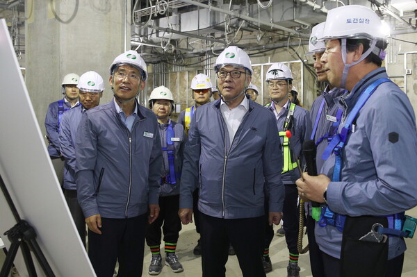                       황주호 한수원 사장이 건설중인 새울3,4호기 현장을 점검하고 있다.