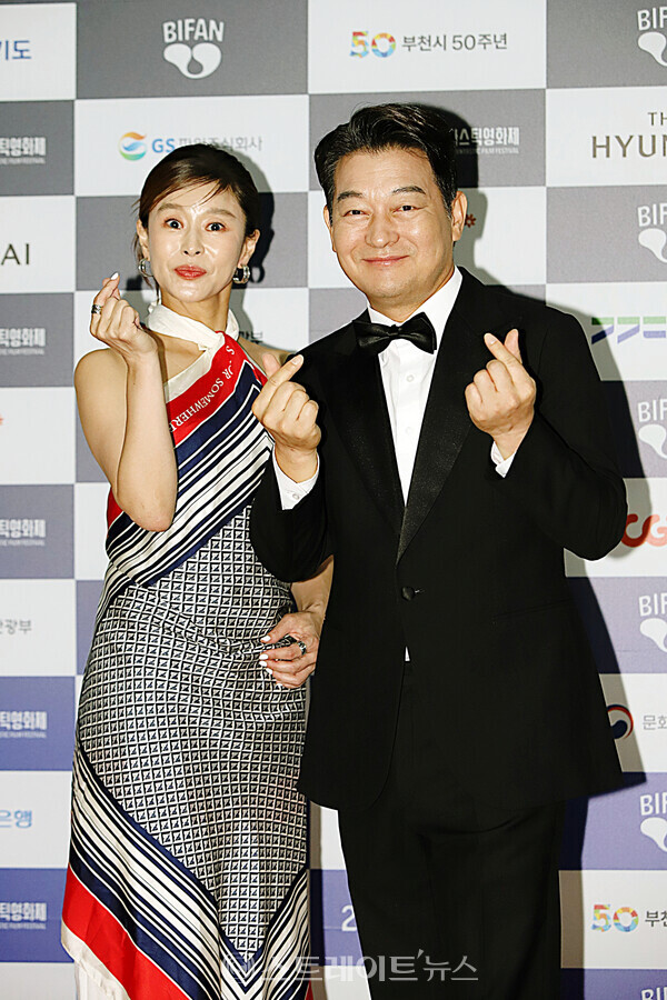▲지난 7일 오후 경기도 부천시청 1층 로비 포토존에서 열린 ‘제27회 부천국제판타스틱영화제(BIFAN)’ 폐막식 포토월 행사에서 배우 조성하-예지원이 포즈를 취하고 있다. / 양용은 기자 taeji1368@naver.com