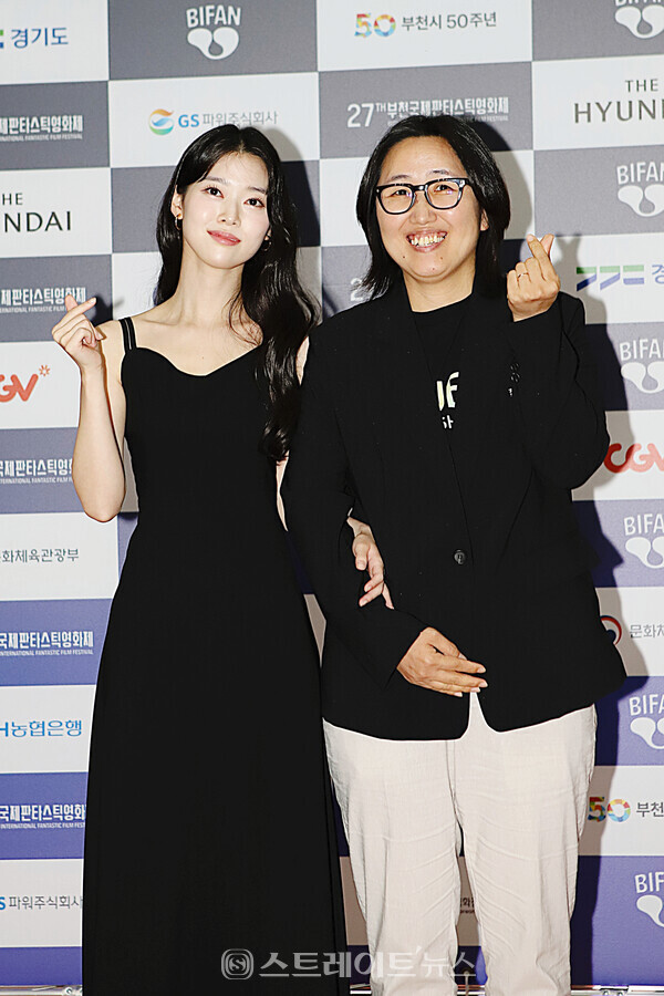 ▲지난 7일(금) 오후 경기도 부천시청 1층 로비 포토존에서 열린 ‘제27회 부천국제판타스틱영화제(BIFAN)’ 폐막식 포토월 행사가 열렸다. 영화 ‘그녀의 취미생활’의 하명미 감독과 배우 정이서가 참석해 포즈를 취하고 있다.