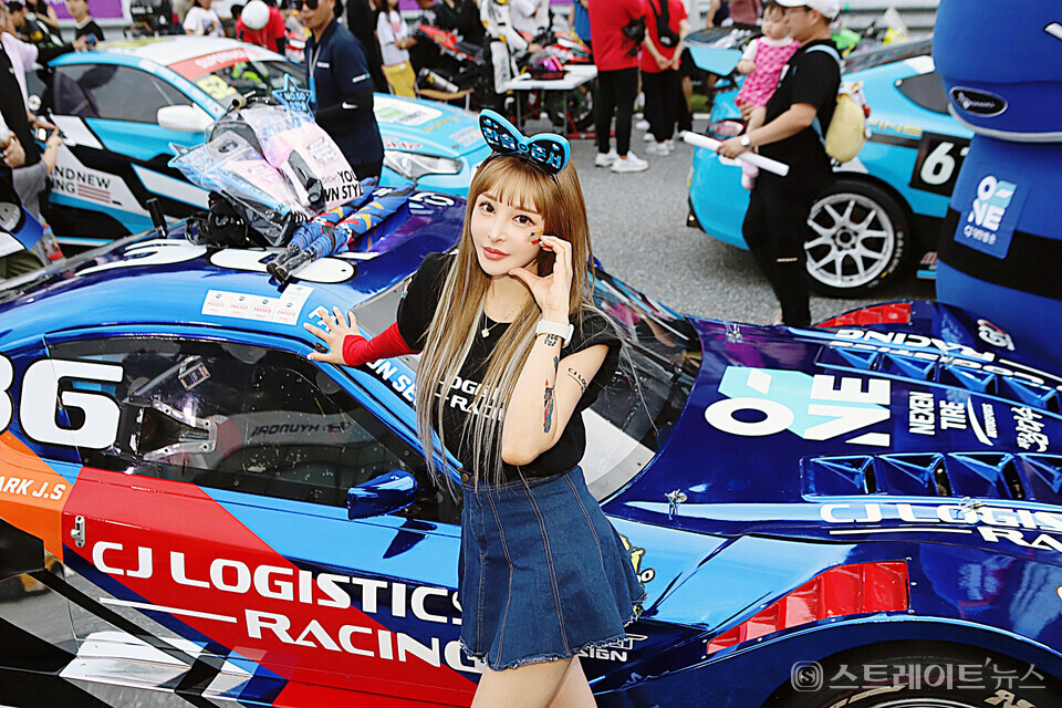 ▲레이싱모델 진하진이 지난 8일 강원도 인제 스피디움에서 열린 ‘2023 CJ대한통운 슈퍼레이스 챔피언십’ 4라운드 나이트 레이스 그리드워크 이벤트에서 포즈를 취하고 있다. / 양용은 기자 taeji1368@naver.com