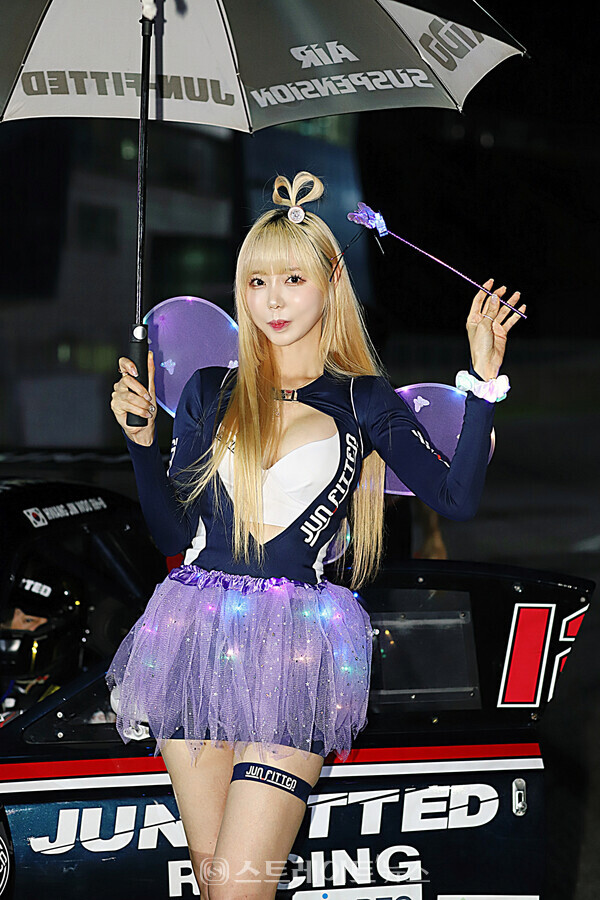 ▲슈퍼 6000 클래스 시작 전 준피티드 레이싱모델 연두가 포즈를 취하고 있다.(2023 CJ대한통운 슈퍼레이스 챔피언십 4라운드 나이트 레이스) / 양용은 기자 taeji1368@naver.com