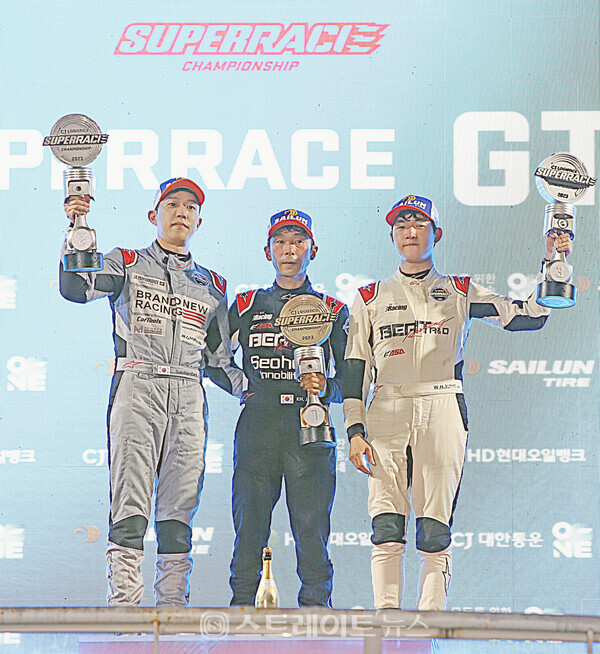 ▲지난 8일(토) 강원도 인제 스피디움에서 열린 ‘2023 CJ대한통운 슈퍼레이스 챔피언십’ 4라운드 나이트 레이스 GT 클래스 결승 포디움에 오른 (왼쪽부터) 2위 박석찬(브랜뉴 레이싱)-1위 정경훈(비트알앤디)-3위 정원형(비트알앤디) / 양용은 기자 taeji1368@naver.com
