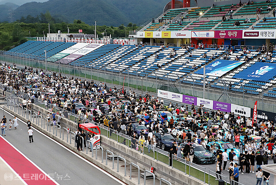 ▲지난 8일 강원도 인제 스피디움에서 열린 ‘2023 CJ대한통운 슈퍼레이스 챔피언십’ 4라운드 나이트 레이스에서 서킷을 방문한 관람객들이 그리트위크 이벤트를 즐기고 있다. / 양용은 기자 taeji1368@naver.com