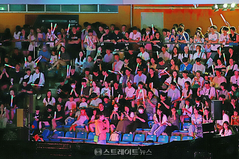 ▲인기 랩퍼 ‘한해’의 공연(2023 CJ대한통운 슈퍼레이스 챔피언십 4라운드 나이트 레이스) / 양용은 기자 taeji1368@naver.com