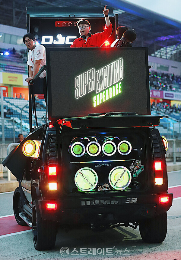 ​​▲화려한 조명으로 치장한 디제잉카(2023 CJ대한통운 슈퍼레이스 챔피언십 4라운드 나이트 레이스) / 양용은 기자 taeji1368@naver.com