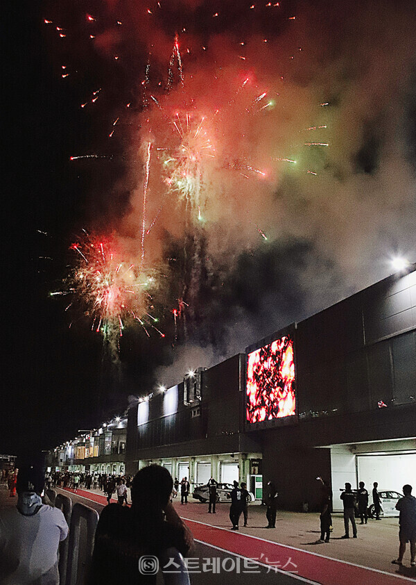 ▲화려한 불꽃쇼가 인제 나이트 레이스의 대미를 장식하고 있다.(2023 CJ대한통운 슈퍼레이스 챔피언십 4라운드) / 양용은 기자 taeji1368@naver.com